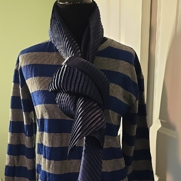 Navy Blue Pleated Scarf - Picture 1 of 1